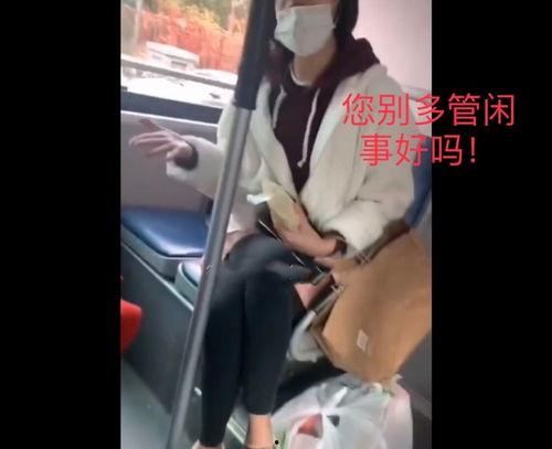 女人戴口罩吃瓜,疫情中的时尚与生活态度
